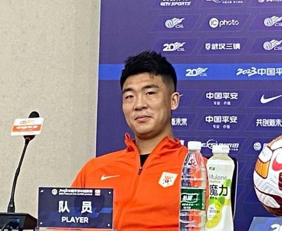 可项链这个东西，又不可能在脖子上一次挂上两条，所以在她眼里，叶辰送她的这条项链基本等于没送。